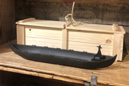 Kyrkbåt i trälåda svart